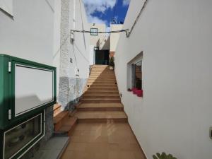 una escalera que conduce a un edificio con TV en Alma libre, en Tijoco de Abajo