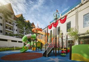 einen Spielplatz vor einem Gebäude mit Rutsche in der Unterkunft PARKROYAL A'FAMOSA MELAKA RESORT in Kampong Alor Gajah