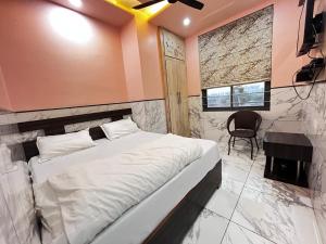 מיטה או מיטות בחדר ב-SPOT ON YADAV GUEST HOUSE
