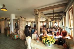 eine Gruppe von Menschen, die an einem Tisch in einem Restaurant sitzen in der Unterkunft Itvv in Chvalovice