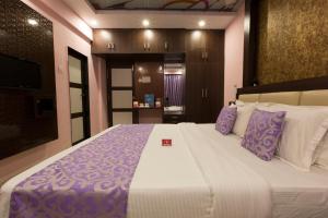 A bed or beds in a room at Collection O Hotel Sunrise Goa