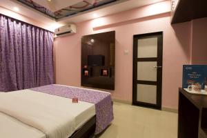 A bed or beds in a room at Collection O Hotel Sunrise Goa