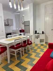 een keuken met een tafel en stoelen in een kamer bij San Peter Vale House in Rome