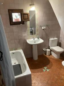 グラナダにあるCasa Franciのバスルーム(シンク、バスタブ、トイレ付)