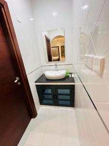 a bathroom with a sink and a mirror at السمو ALSMOU للشقق الفندقية in Nizwa