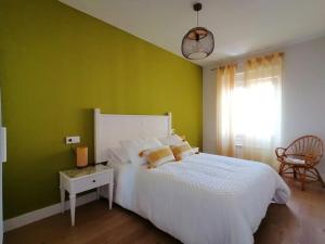 Casa Elisa في ليون: غرفة نوم بسرير ابيض وجدار اخضر