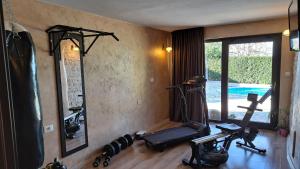 Fitness centrum a/nebo fitness zařízení v ubytování Holiday house Marinela with Private Pool and Fenced Garden
