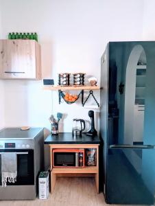 una piccola cucina con piano cottura e frigorifero di Getaway to Relax & Play at Meraki ad Agios Stefanos