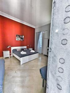 una camera con letto e parete rossa di B&B Villareale 35 a Palermo