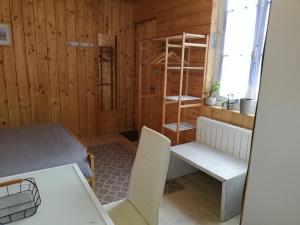 Zimmer mit einem Bett, einem Tisch und einem Regal in der Unterkunft CHAMBRE LA NOE in Saint-Cast-le-Guildo