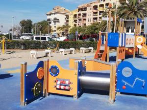 - une aire de jeux dans un parking avec toboggan dans l'établissement IDEALLY located on BEACH, à Port Saplaya