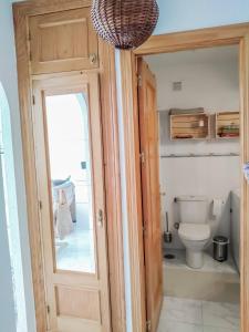 een badkamer met een toilet en een glazen deur bij Studio Apartment Torrox With Sea Views in Torrox