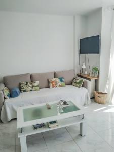 een woonkamer met een bank en een salontafel bij Studio Apartment Torrox With Sea Views in Torrox