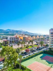 een appartement met een tennisbaan en een parkeerplaats bij Studio Apartment Torrox With Sea Views in Torrox