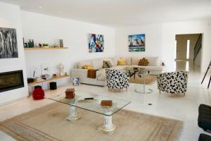 Villa Dream - Santa Eulalia في كالا يونغا: غرفة معيشة مع أريكة وطاولة