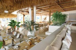Posezení v ubytování Arinara Beach Resort Phuket - SHA Extra Plus