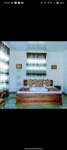 ein großes Bett in einem Zimmer mit Fenster in der Unterkunft Blue Moon Villa in Waskaduwa