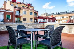 mesa y sillas en la parte superior de un balcón en Apartamentos Tudanca Miranda, en Miranda de Ebro