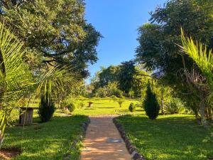 Tiret Riverside Resort and Retreat外面的花园