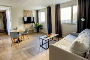 sala de estar con sofá y mesa en Apartamentos Tudanca Miranda, en Miranda de Ebro