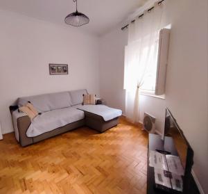 a living room with a couch and a television at Casas da Biquinha in Sintra