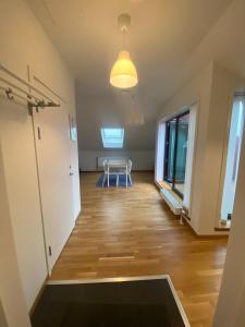een lege kamer met een tafel en een raam bij Cozy And Luxury Private Terrace Apartment in Göteborg