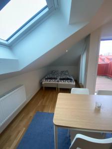 um quarto com uma mesa e cadeiras e uma cama em Cozy And Luxury Private Terrace Apartment em Gotemburgo