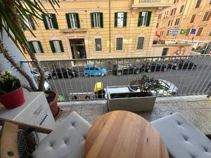 balcone con vista su una strada della città. di Atelier San Pietro a Roma