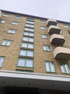 un grand bâtiment en briques avec des fenêtres et des balcons dans l'établissement Luxurious Flat With A Rooftop Terrace, à Göteborg