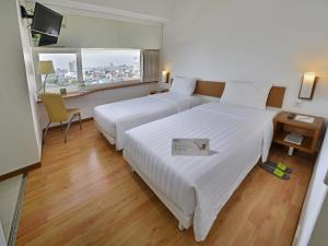 Ένα ή περισσότερα κρεβάτια σε δωμάτιο στο Whiz Hotel Pemuda Semarang