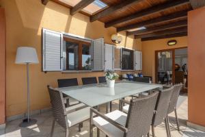Villa Marissa - Ibiza في Sant Francesc de s'Estany: غرفة طعام مع طاولة وكراسي