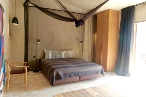 1 dormitorio con 1 cama y 1 silla en Villa Marte - San Jose, en Sant Josep de sa Talaia