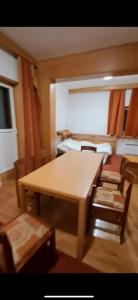 ein Esszimmer mit einem Tisch und Stühlen in einem Zimmer in der Unterkunft Big Apartments in Kopaonik