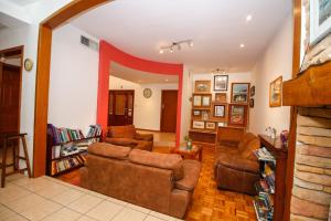 奇瓦瓦的住宿－Wide Family or for Business House in Chihuahua，带沙发和壁炉的客厅