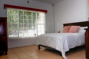 奇瓦瓦的住宿－Wide Family or for Business House in Chihuahua，一间卧室设有一张床和一个窗口