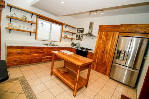 eine Küche mit einem Holztisch und einem Kühlschrank in der Unterkunft Wide Family or for Business House in Chihuahua in Chihuahua