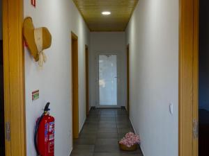 un pasillo con una boca de incendios y un extintor de incendios en CHAVE D'OURO HOUSE by Stay in Alentejo, en Vila Nova de Milfontes