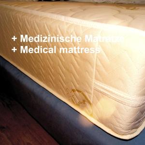 eine Matratze mit dem Wort melestation elite matratze medizinisch in der Unterkunft Hotel Kolossos Düsseldorf - Neuss in Neuss