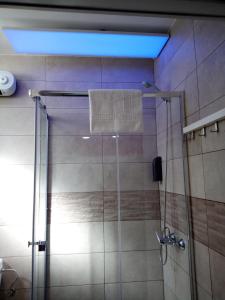 y baño con ducha y puerta de cristal. en Dreams Low Cost, en Madrid