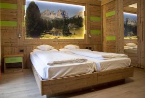 Postel nebo postele na pokoji v ubytování Berg Hotel Latemar Spitze