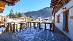 a balcony with a view of a mountain at Hostdomus - La Posta apartment in Pragelato