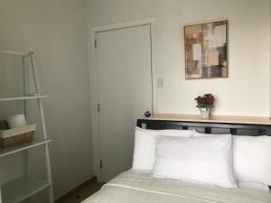 Postel nebo postele na pokoji v ubytování Simple Yet Lovely 2BR Unit in Acqua Private Residences