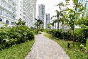 Zahrada ubytování Simple Yet Lovely 2BR Unit in Acqua Private Residences