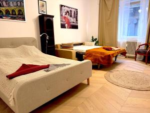 ein Wohnzimmer mit 2 Betten und einem Tisch in der Unterkunft Charming Apartman in Budapest
