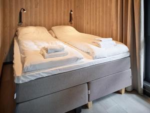 a bed with two towels on top of it at Koie Deluxe II in Stranda