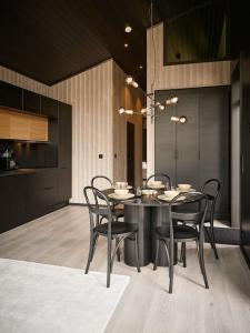 uma sala de jantar com uma mesa preta e cadeiras em Koie Deluxe II em Stranda