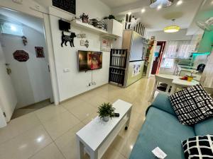 TV a/nebo společenská místnost v ubytování BADAROSA 2 House10min to BARCELONCity&NearTo BEACH