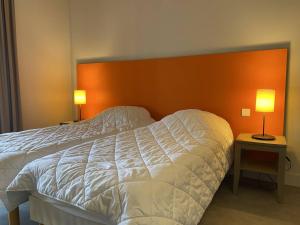 um quarto com uma cama e duas mesas com candeeiros em Appartement Perros-Guirec, 2 pièces, 4 personnes - FR-1-368-403 em Perros-Guirec