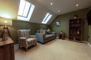 sala de estar con sofá y silla en The Nest - cosy and quiet 1 bed central en Buckinghamshire