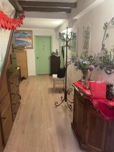 una camera con corridoio, cassettiera e porta verde di Casa Borgo Pietro a Galzignano